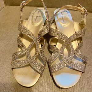 Beautiful party shoes by Bandolino in-size 81/2 medium